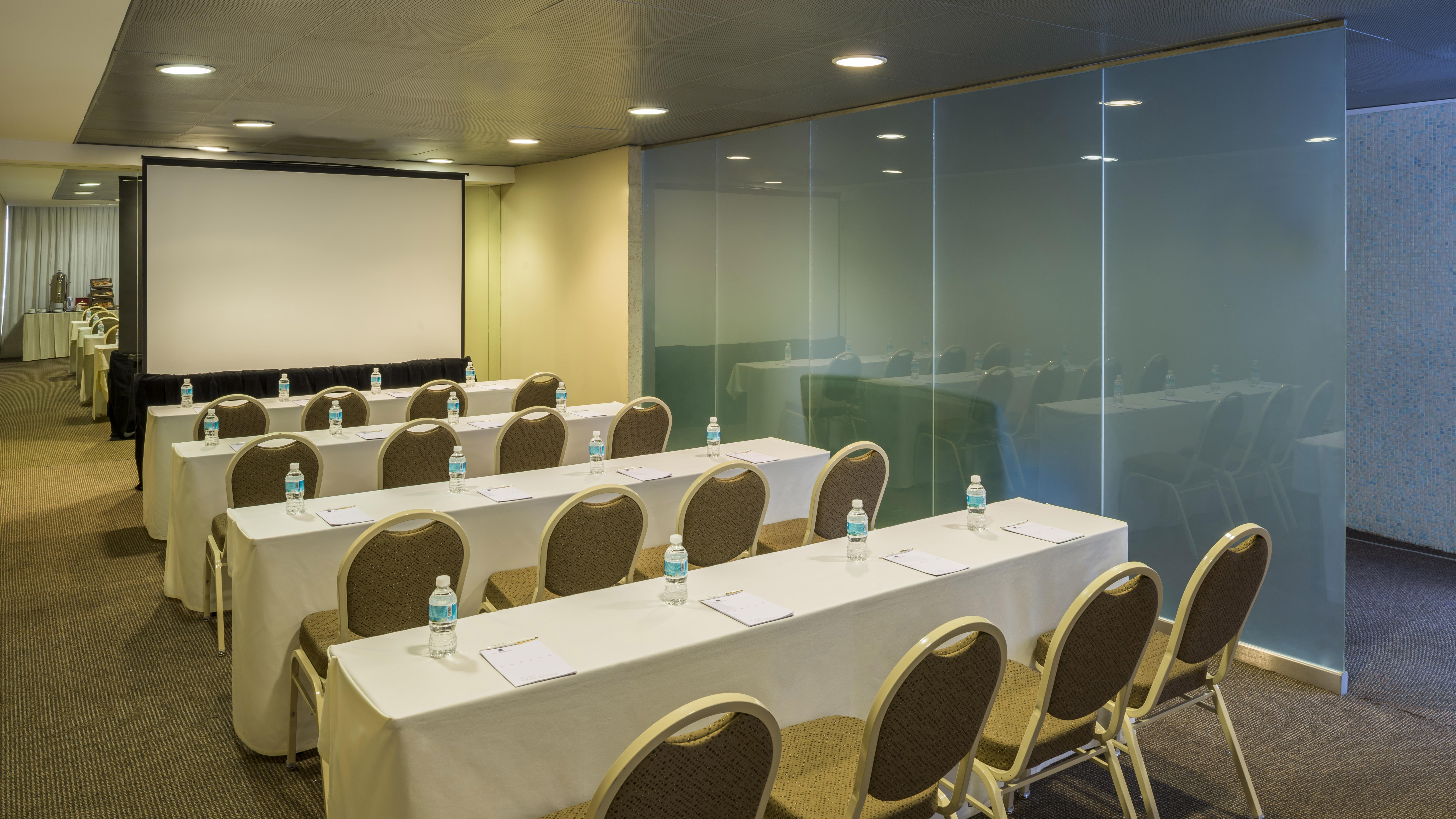 Camino Real Santa Fe Hotell Mexico City Exteriör bild A typical classroom layout