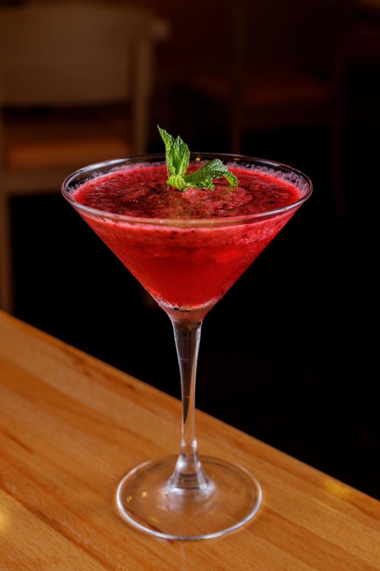 Camino Real Santa Fe Hotell Mexico City Exteriör bild A cosmopolitan garnished with a sprig of mint